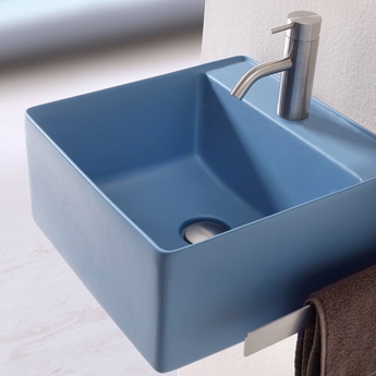 Vegghengt Blå servant i firkantet italiensk design