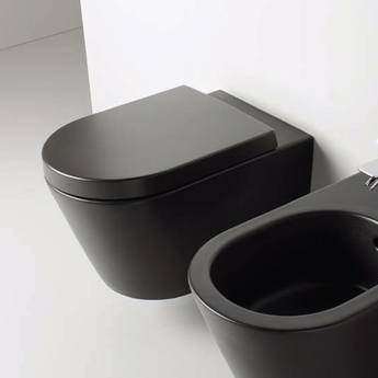 Vegghengt sort toalett iLi hvit porselen med toalettsete med soft-close