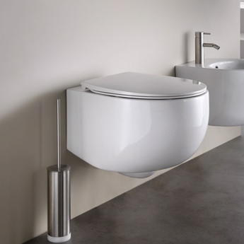 Vegghengt toalett Dot II i hvit porselen med toalettsete med soft-close