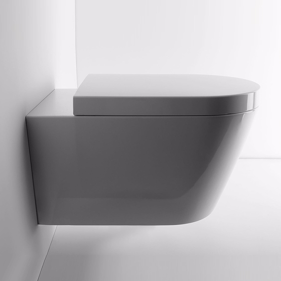 Vegghengt toalett iLi hvit porselen med toalettsete med soft-close